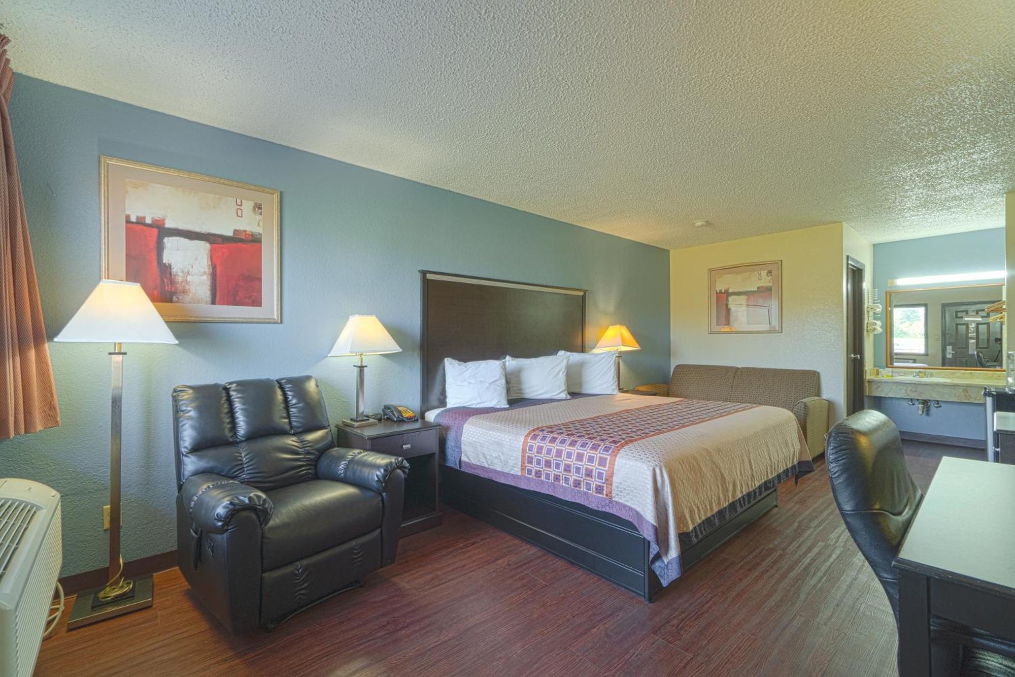 Regency Inn & Suites By Oyo Bay City Tx Exterior photo