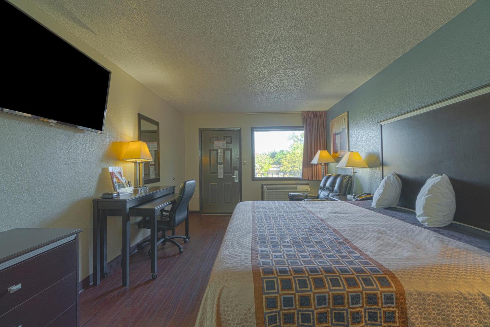 Regency Inn & Suites By Oyo Bay City Tx Exterior photo