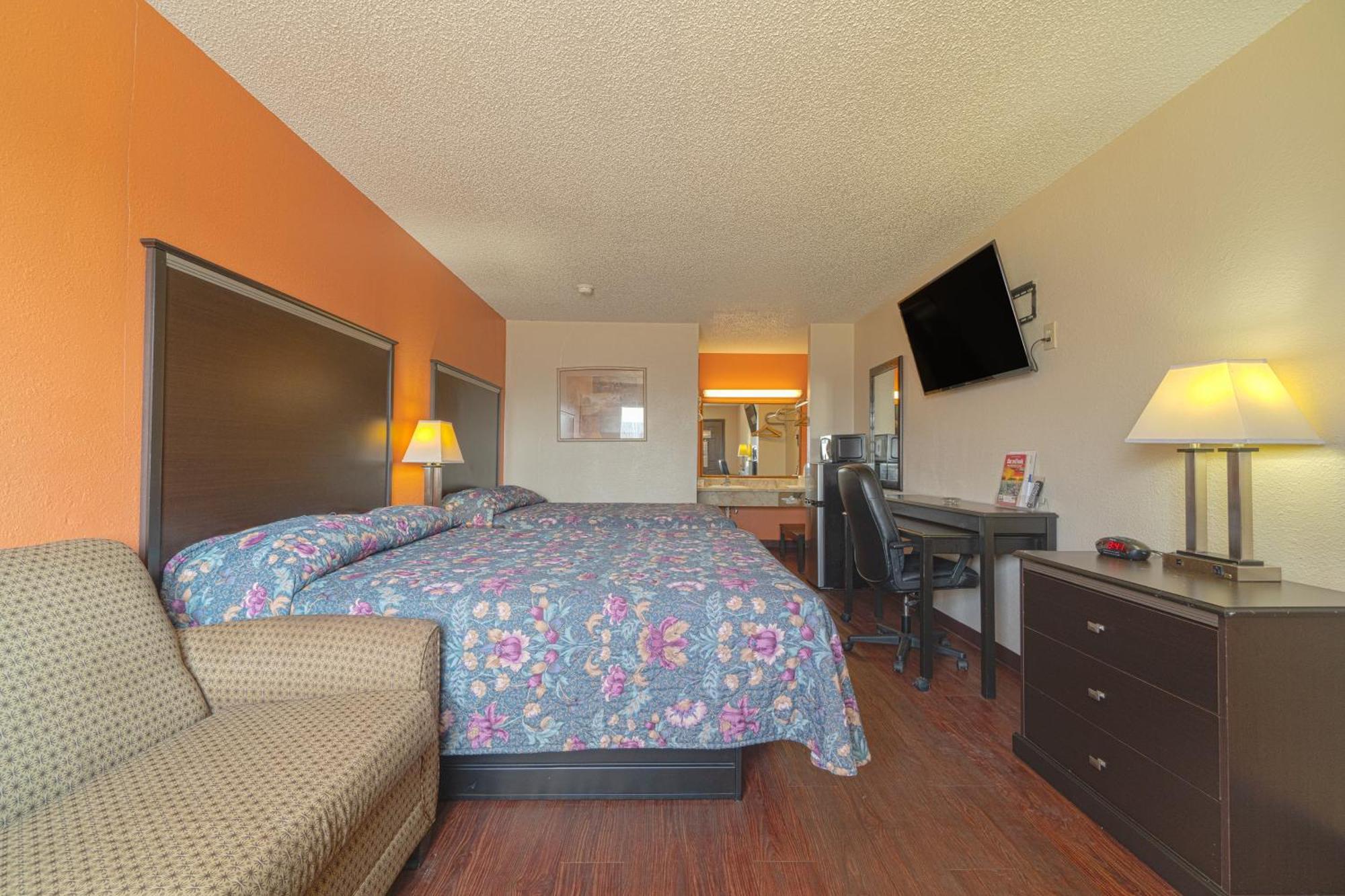 Regency Inn & Suites By Oyo Bay City Tx Exterior photo