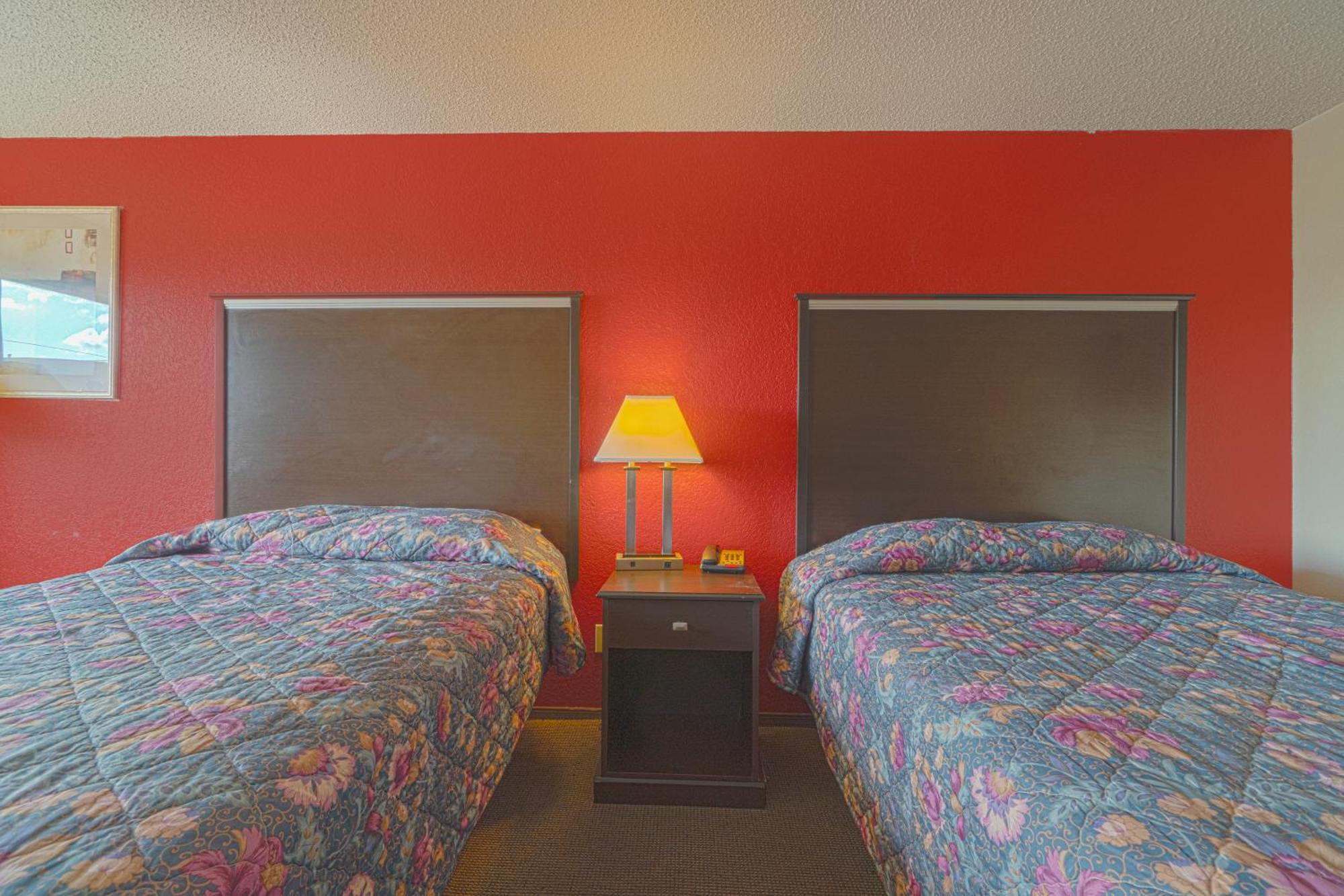 Regency Inn & Suites By Oyo Bay City Tx Exterior photo