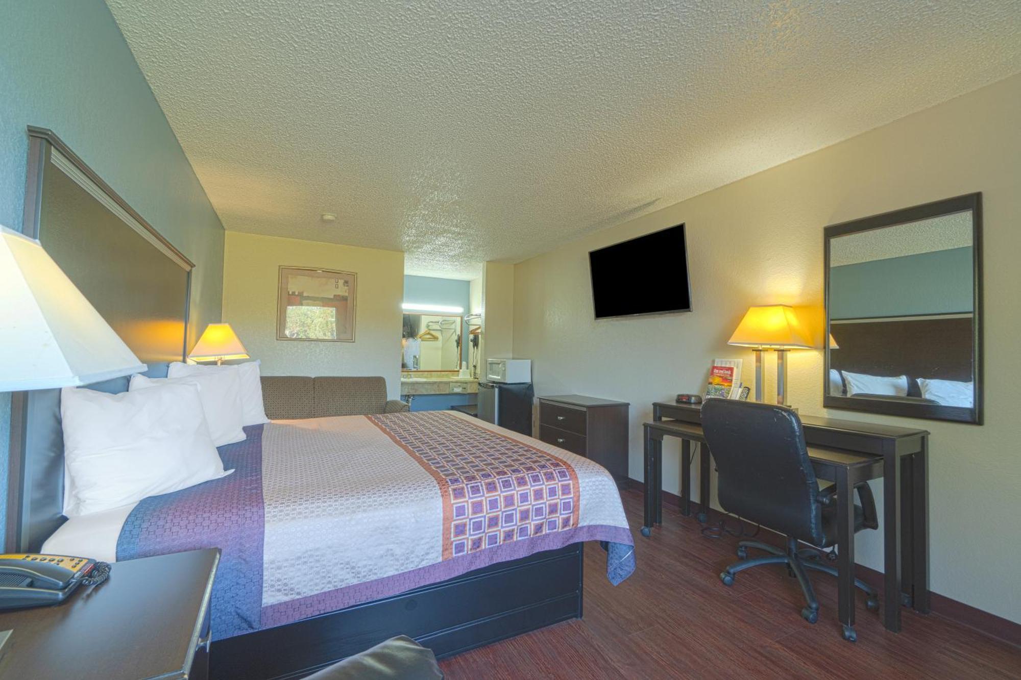 Regency Inn & Suites By Oyo Bay City Tx Exterior photo
