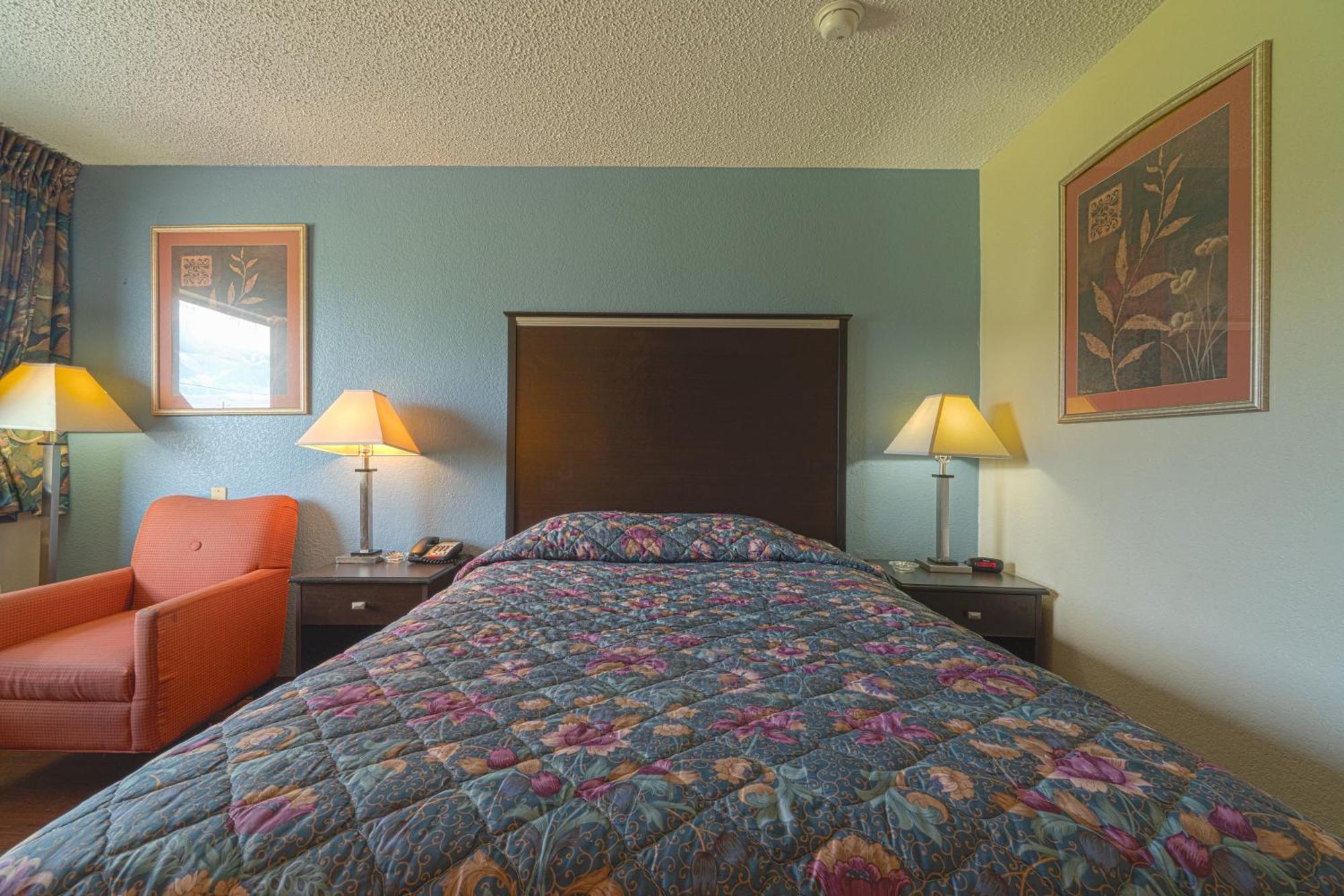 Regency Inn & Suites By Oyo Bay City Tx Exterior photo