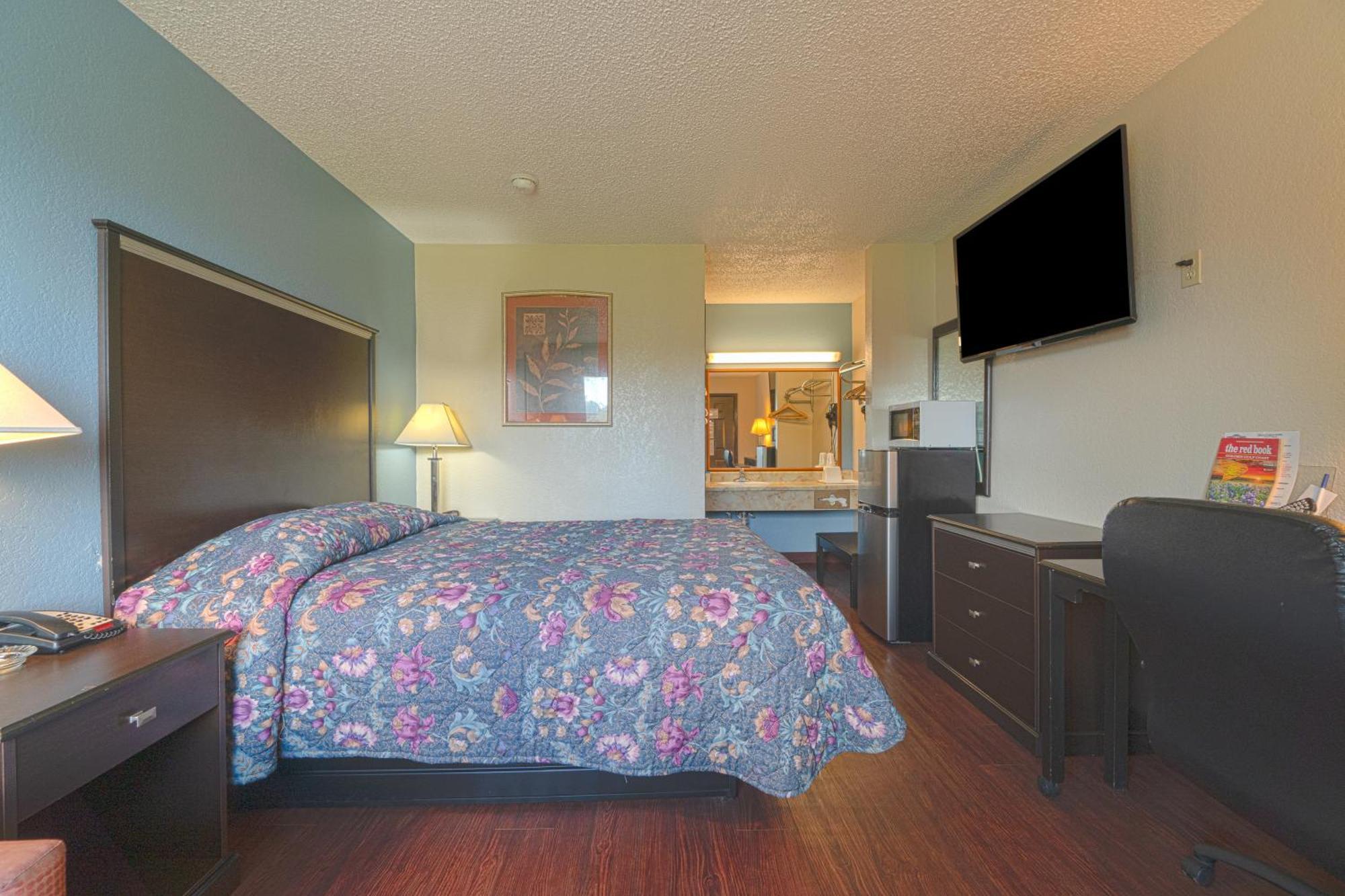 Regency Inn & Suites By Oyo Bay City Tx Exterior photo