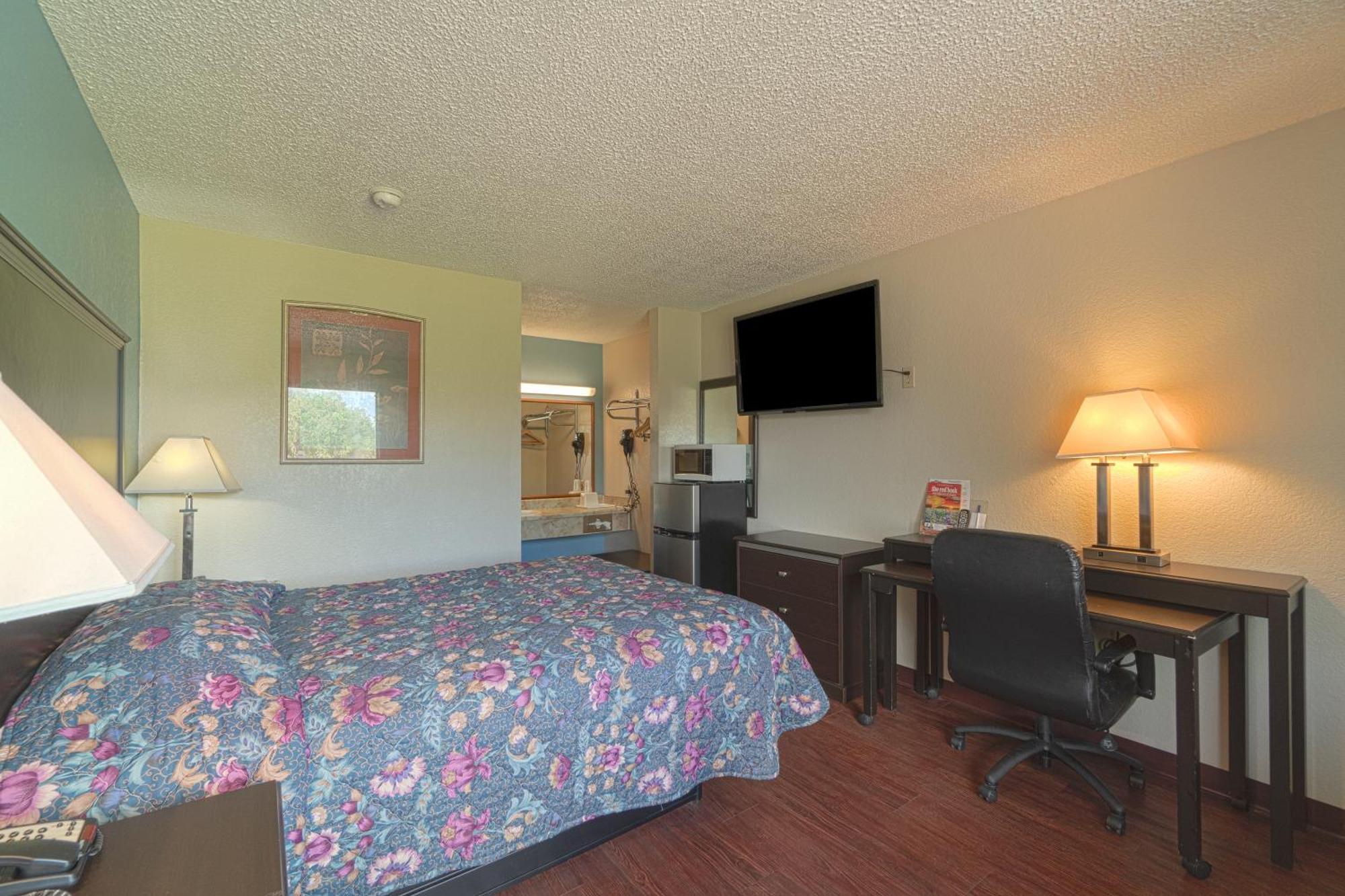 Regency Inn & Suites By Oyo Bay City Tx Exterior photo