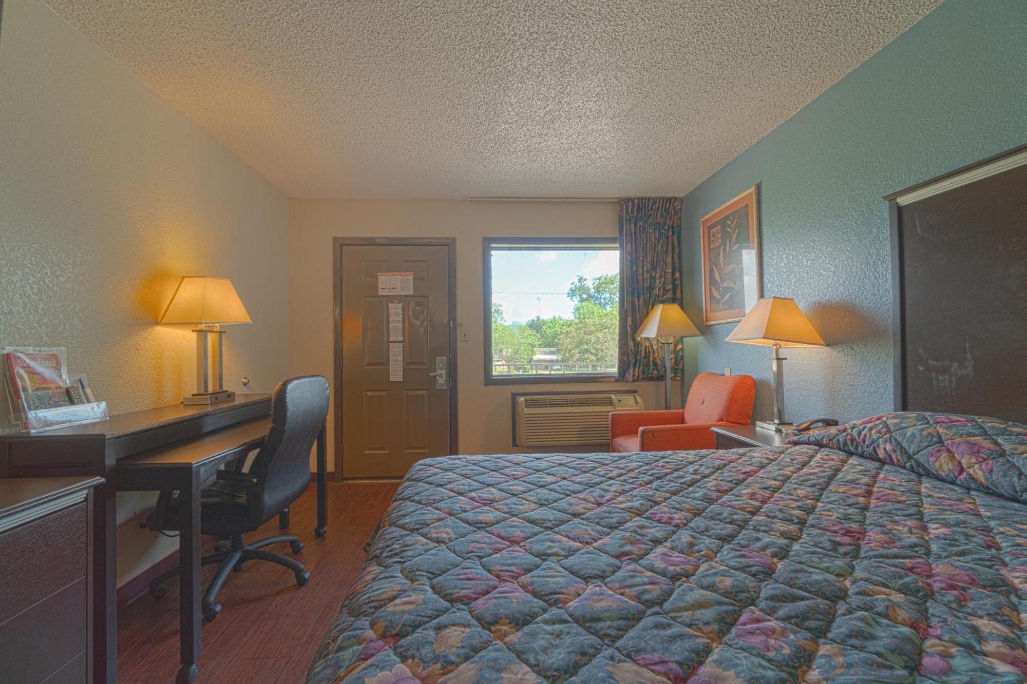 Regency Inn & Suites By Oyo Bay City Tx Exterior photo