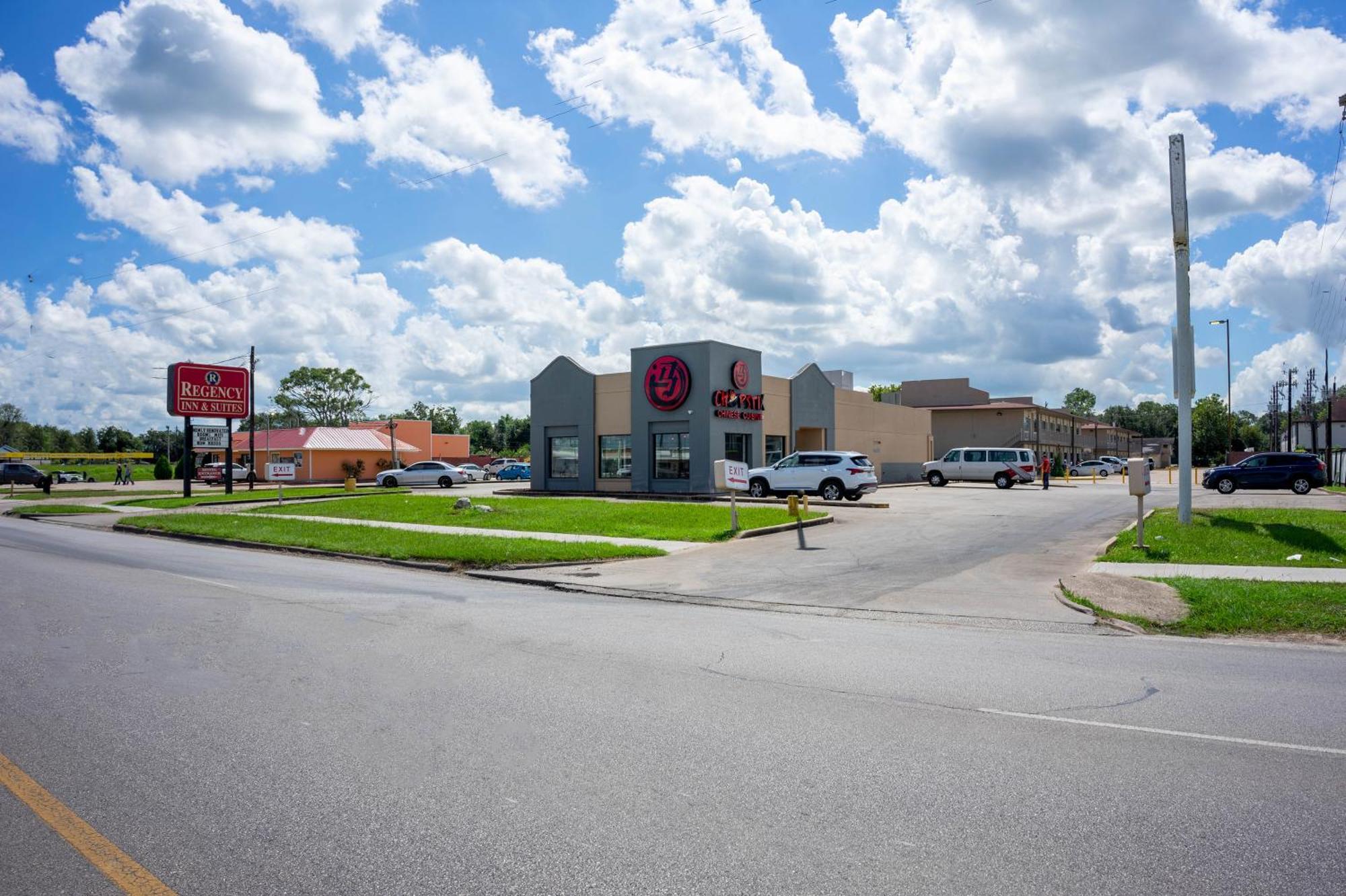 Regency Inn & Suites By Oyo Bay City Tx Exterior photo