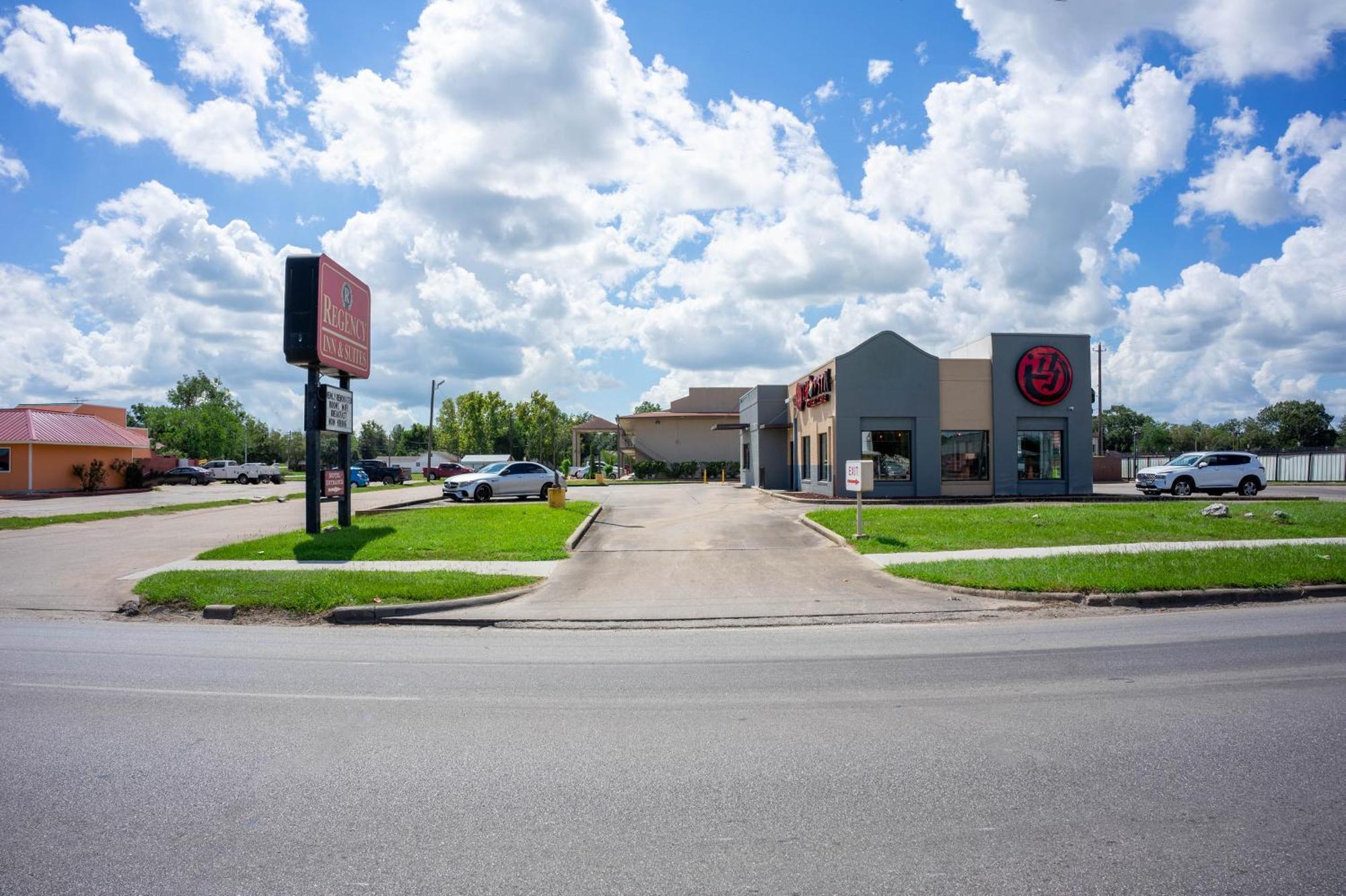 Regency Inn & Suites By Oyo Bay City Tx Exterior photo