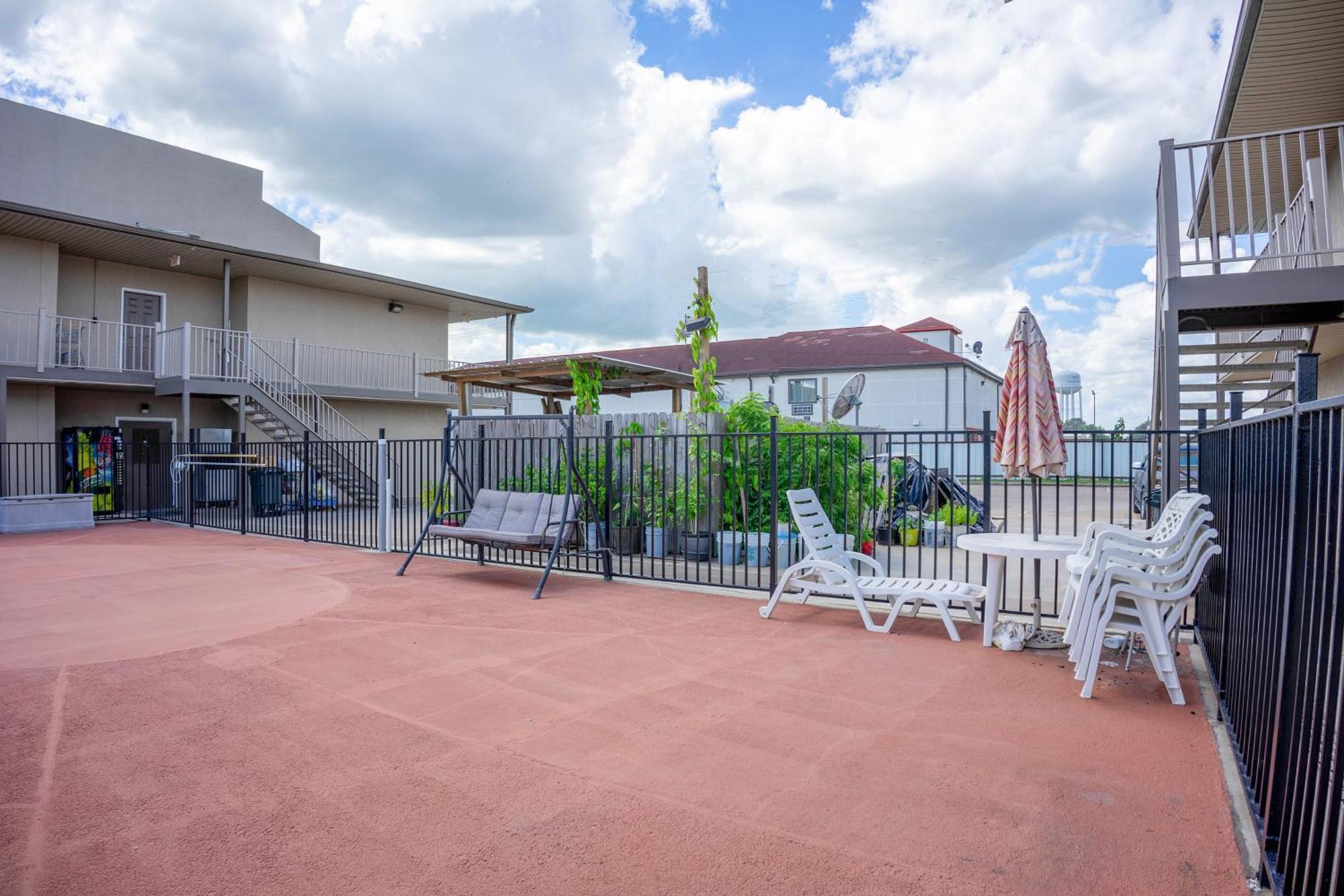 Regency Inn & Suites By Oyo Bay City Tx Exterior photo