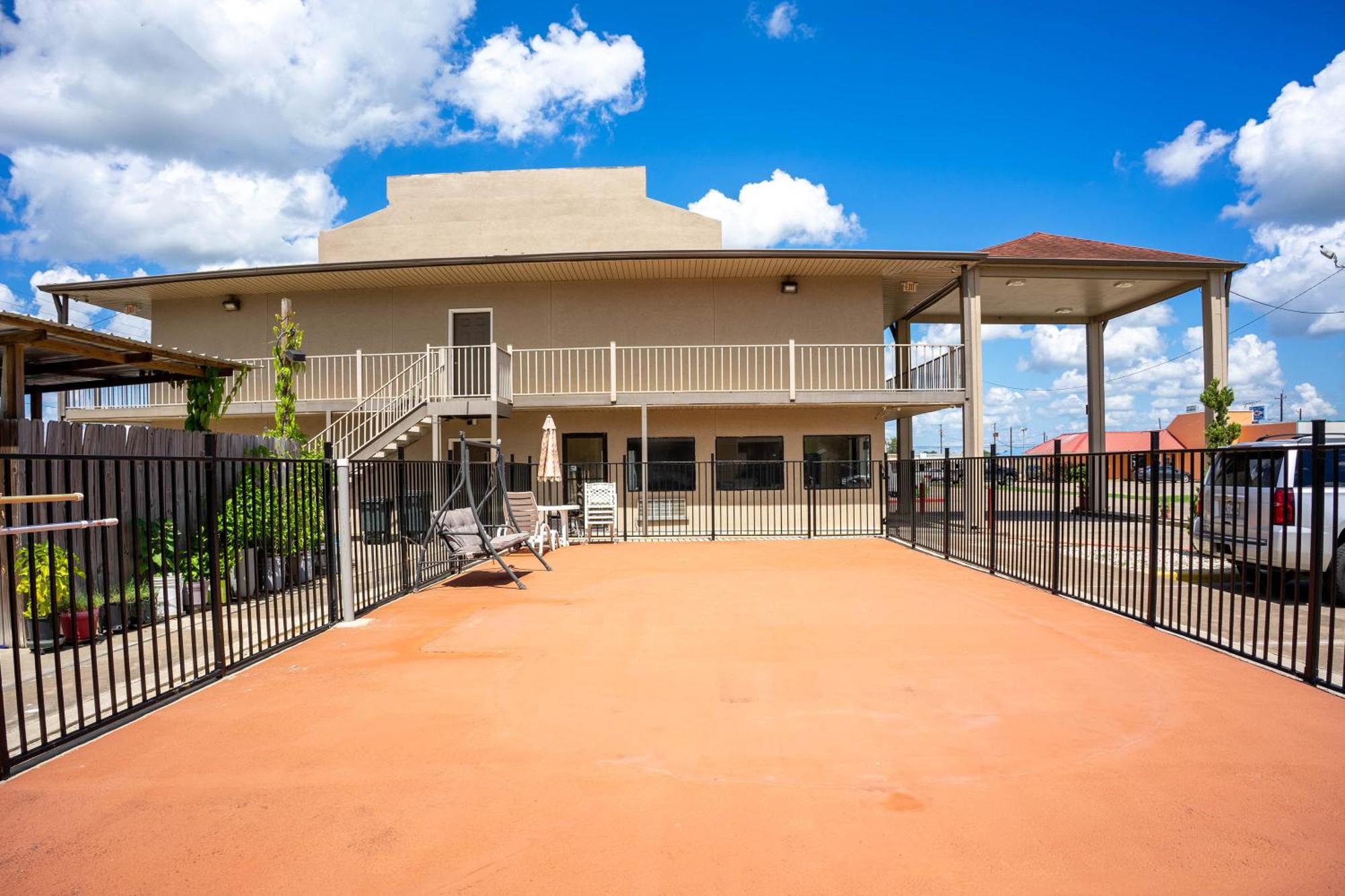 Regency Inn & Suites By Oyo Bay City Tx Exterior photo