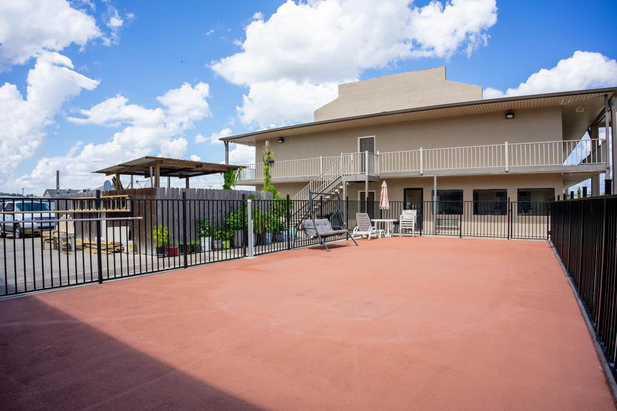 Regency Inn & Suites By Oyo Bay City Tx Exterior photo