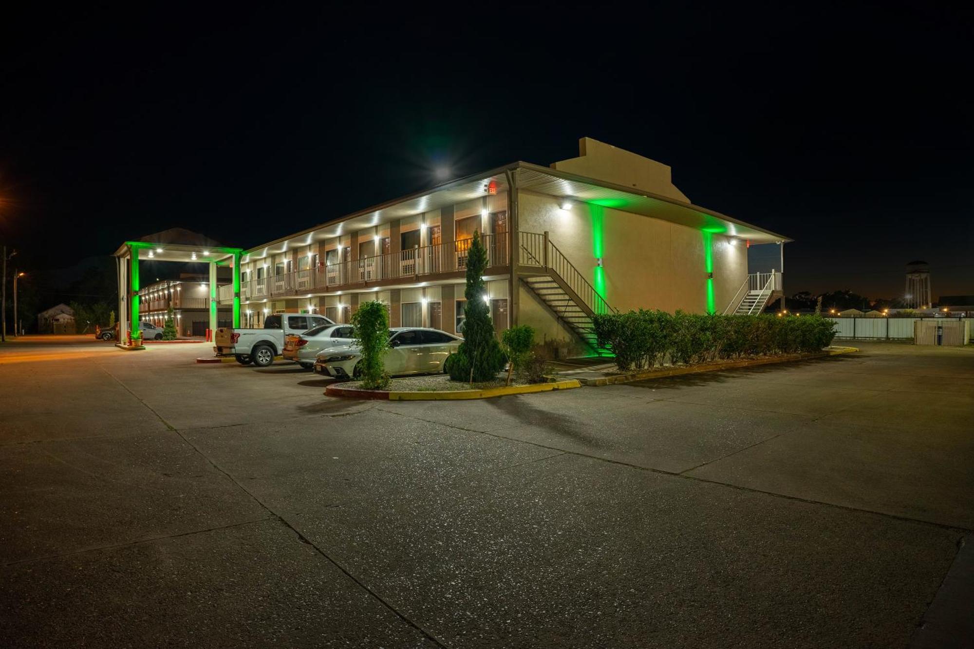 Regency Inn & Suites By Oyo Bay City Tx Exterior photo