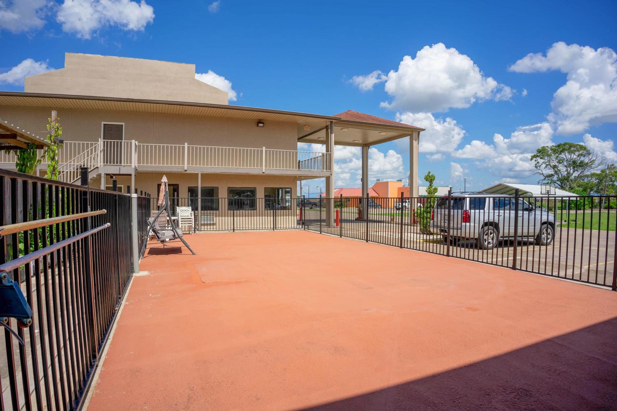 Regency Inn & Suites By Oyo Bay City Tx Exterior photo