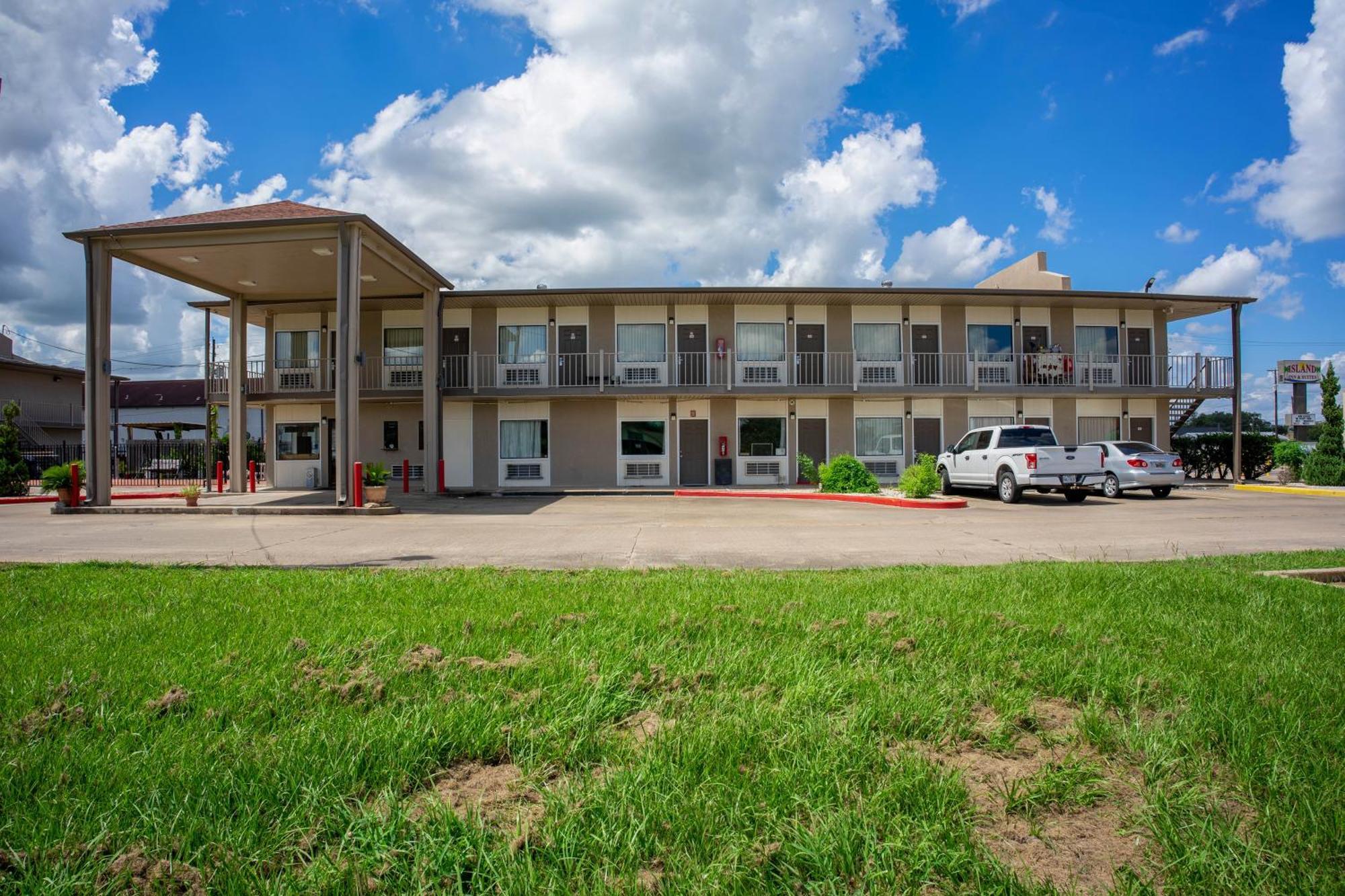 Regency Inn & Suites By Oyo Bay City Tx Exterior photo