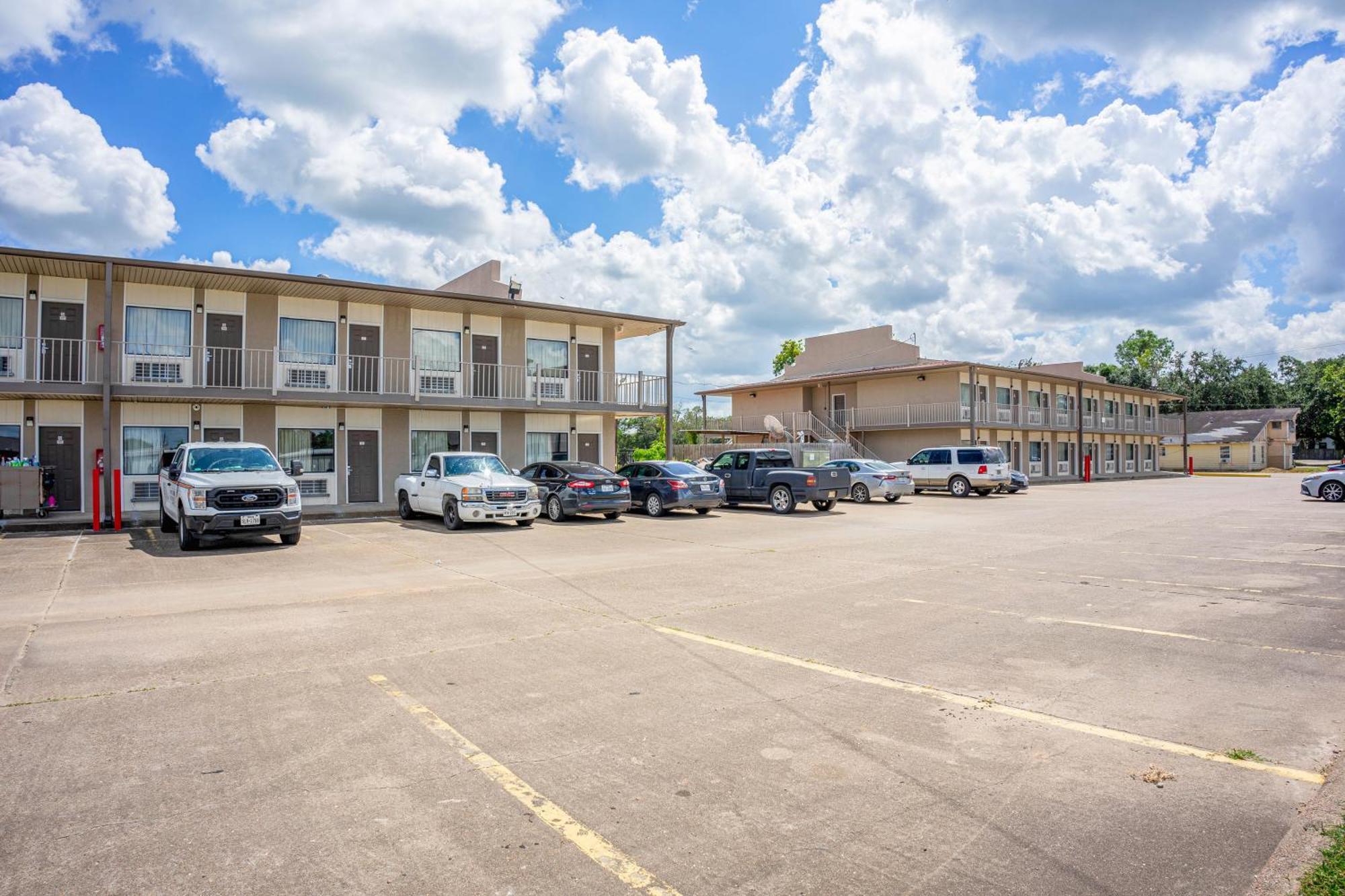 Regency Inn & Suites By Oyo Bay City Tx Exterior photo